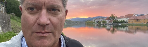 Pogovor z ameriškim raziskovalnim novinarjem Georgejem Webbom